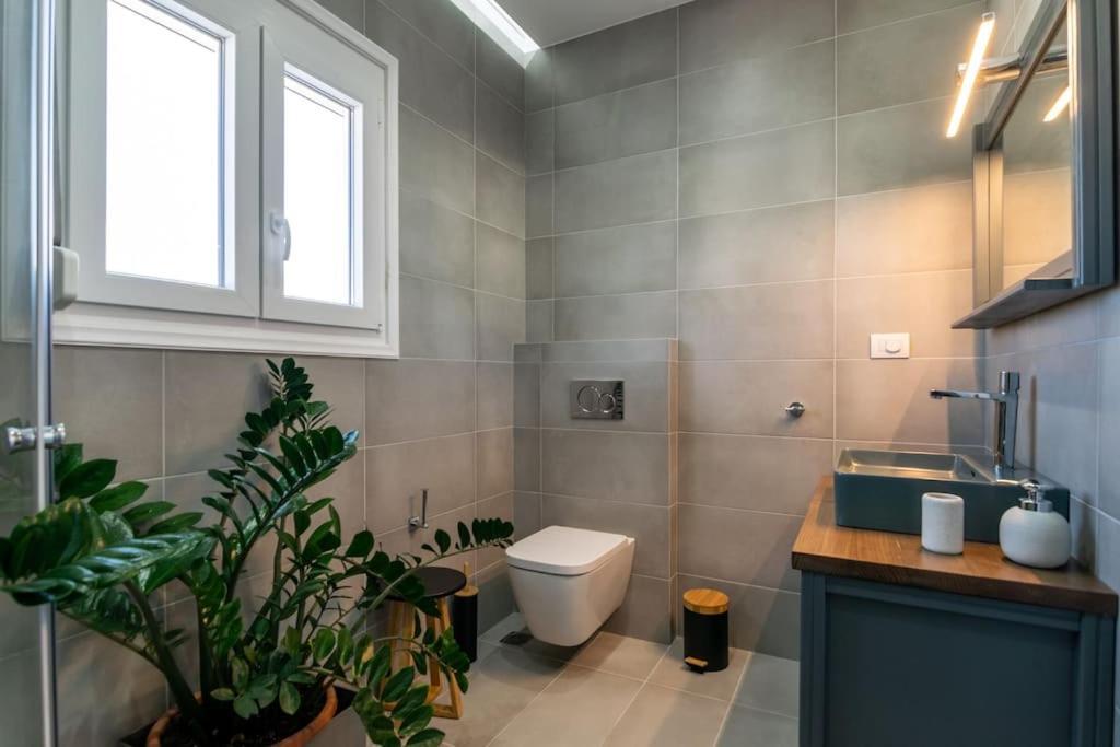 μπαλκόνι με θέα / Viewtiful Balcony Apartment Adamantas (Milos)